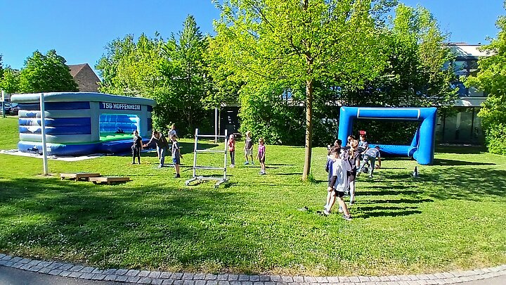 Hüpfburg vor der Grundschule