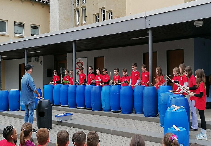 Schülerinnen bei der Street-Percussion-Aufführung