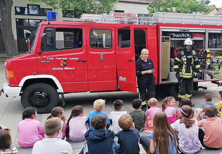Schülerinnen vor dem Feuerwehrwagen